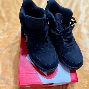 Nike court Borough Mid